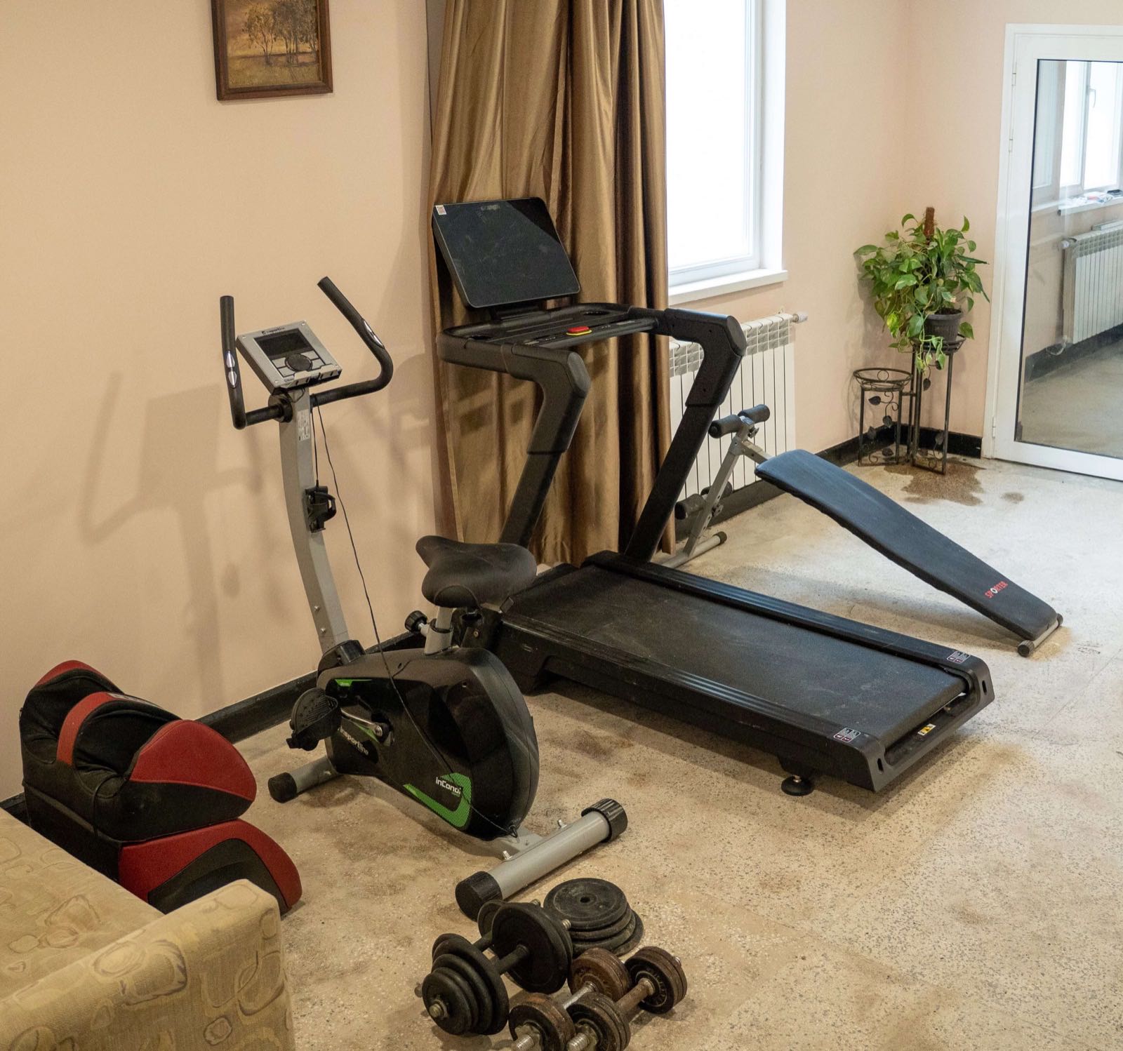 Fitness corner with equipment